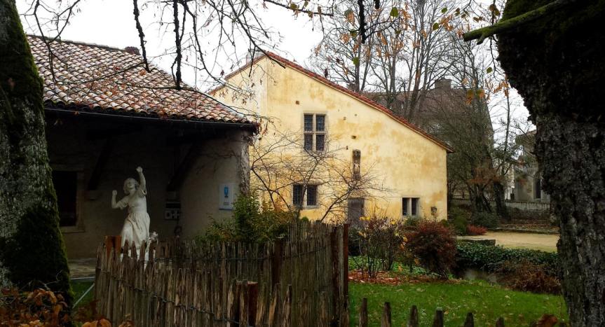 Maison natale et statue de Jeanne d'Arc à Domremy photo décembre 2020