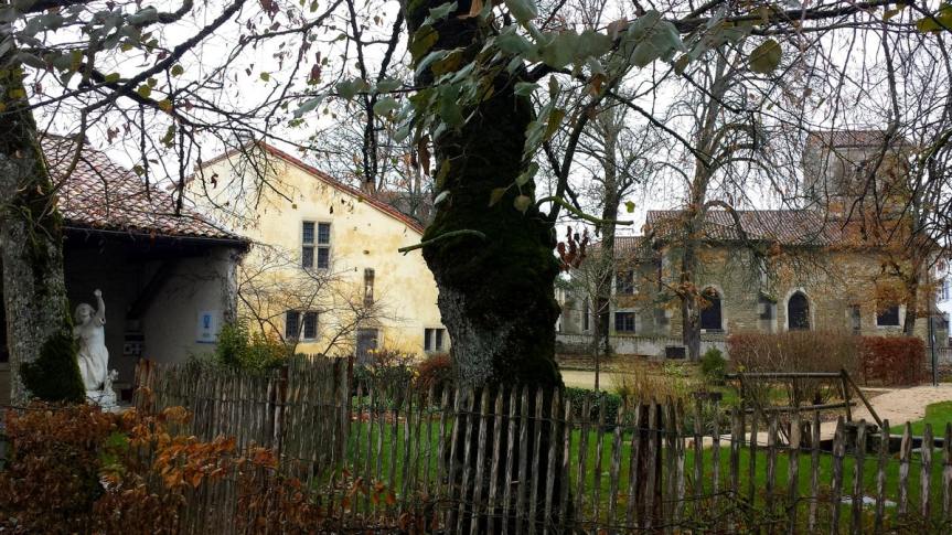 Maison natale, staue de Jeanne d'Arc et église à Domremy photo décembre 2020